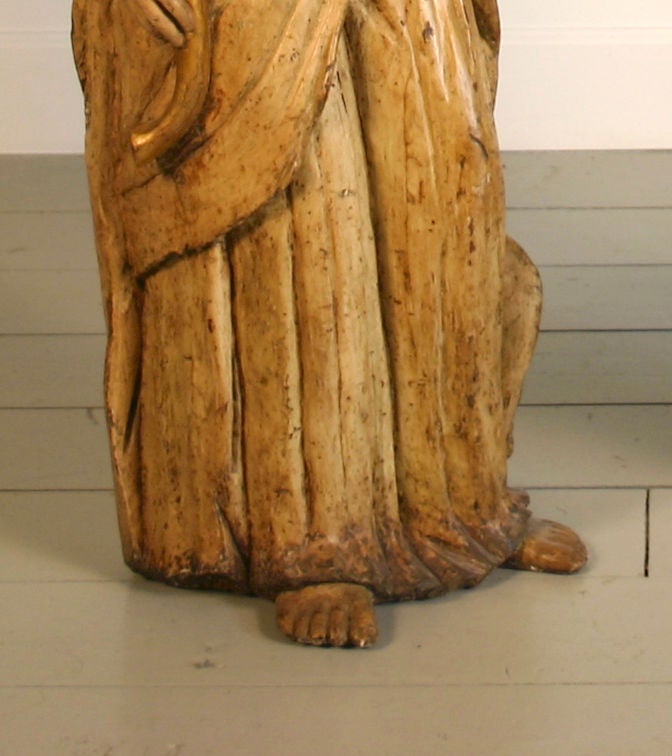 Coppia di figure italiane dorate e dipinte di angeli portacandele In condizioni buone in vendita a Sheffield, MA