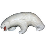 Figurine en ivoire sculpté inuit ou esquimau représentant un ours polaire.