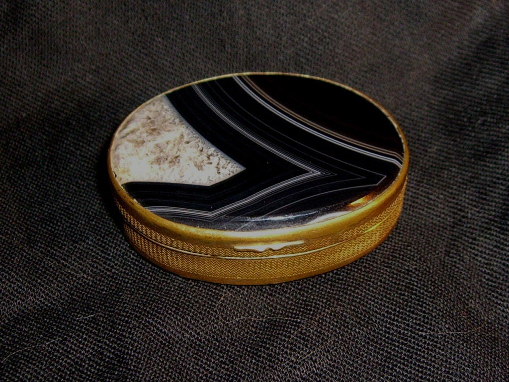 Agate Beautiful 19th century pill snuff box probably w/ agate sides
