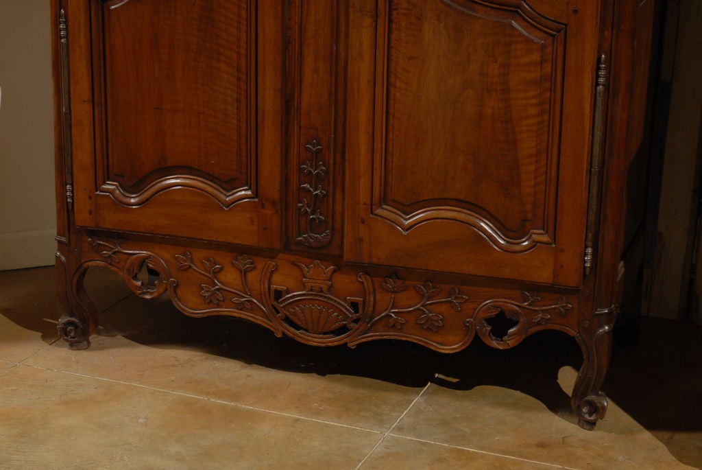 French Louis XV 1730s Walnut Armoire from Provence with Carved Floral Décor 6