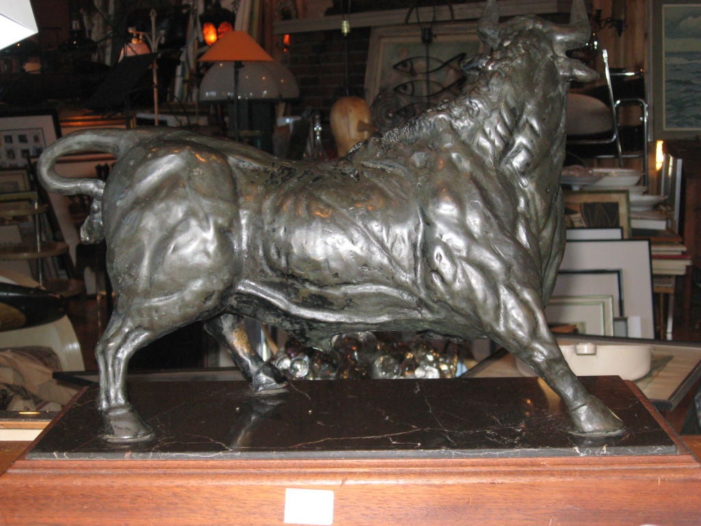 Inconnu Sculpture de taureau en bronze signée en vente