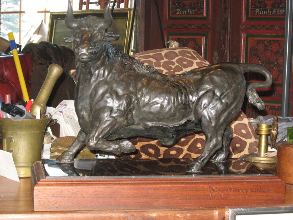 Scultura in bronzo di toro su base di marmo e legno, firmata.