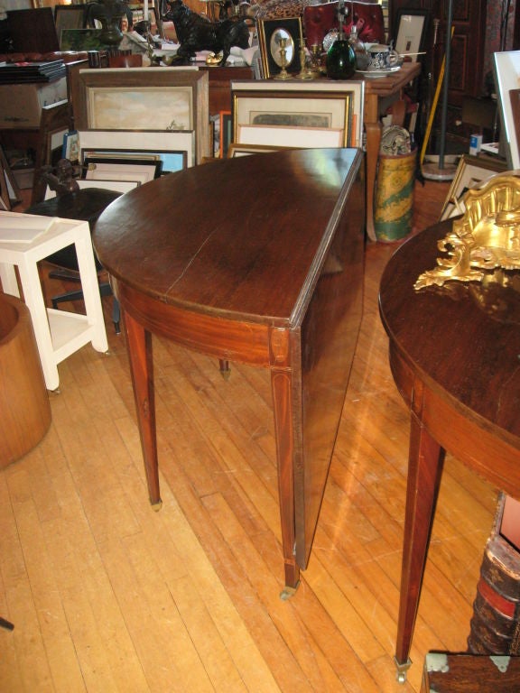 Ein wunderbares Paar von Zeit demilune Tische mit eingelegten Details auf Messing Räder mit Backdops Öffnung in eine 88 