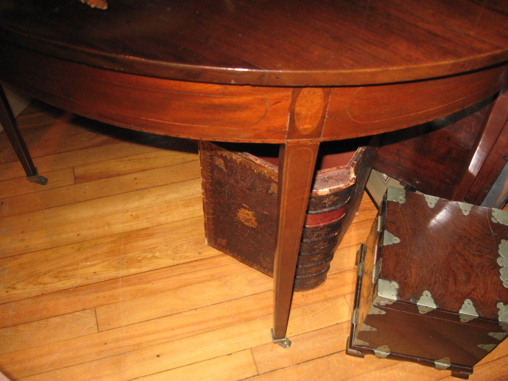 Paar Demilunen-Mahagoni-Tische aus dem frühen 19. Jahrhundert, Esstisch im Angebot 1