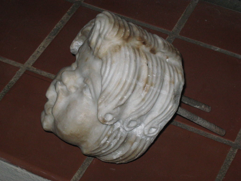 Italienischer handgeschnitzter Marmorbrunnen aus dem frühen 19. Jahrhundert in Form eines Putto.