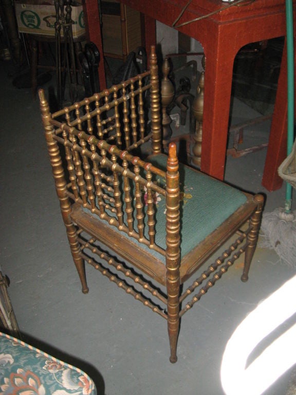 Chaise d'angle en faux bambou doré avec assise en point de croix par Heywood Wakefield.