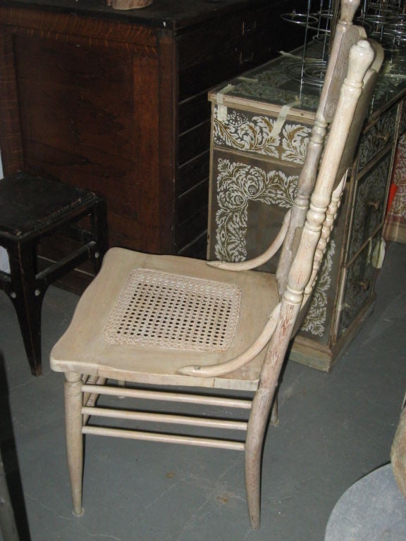 Satz von acht amerikanischen Esszimmerstühlen aus gepresstem und gebeiztem Holz mit handgefertigtem Caning und floralen, handgefertigten Baumwollkissen