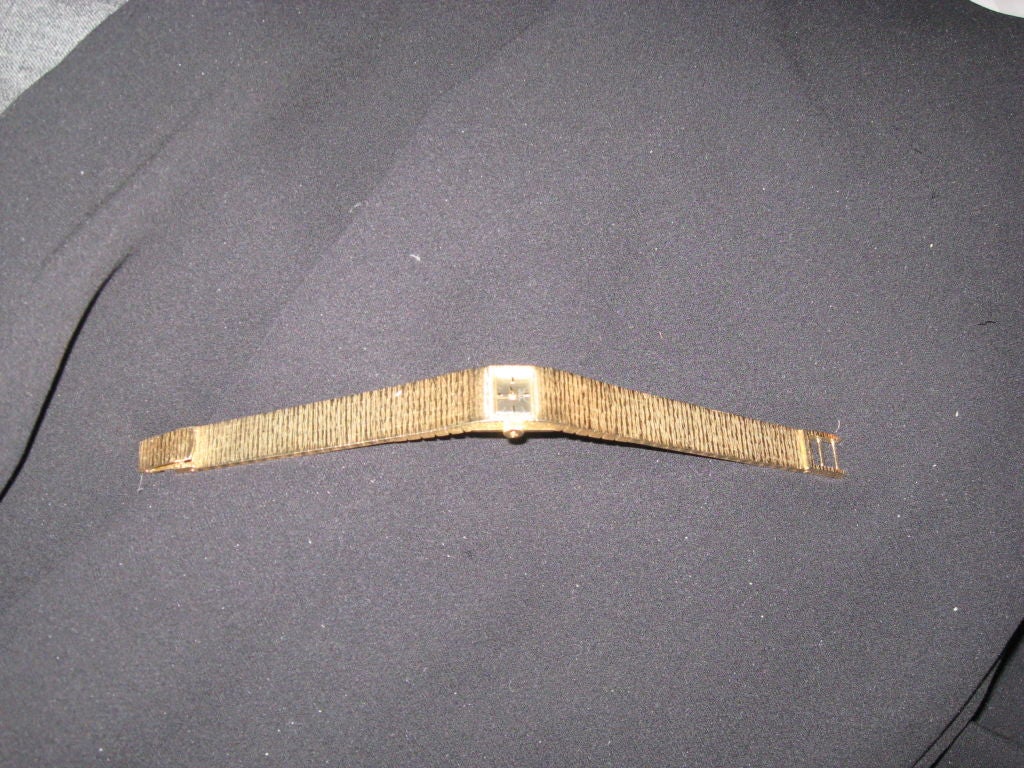 Montre bracelet Girard-Perregaux en or jaune 18 carats pour femme.