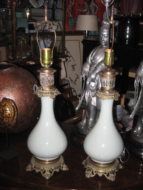 Paire de lampes à huile en porcelaine Caledon du 19e siècle sur socle en laiton {électrifié}.