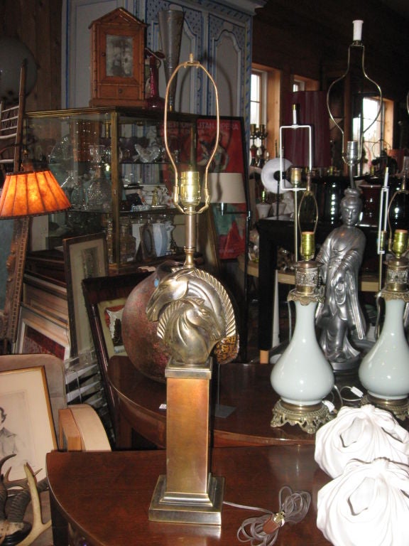 Laiton Lampe de chevalet moderniste en laiton en vente
