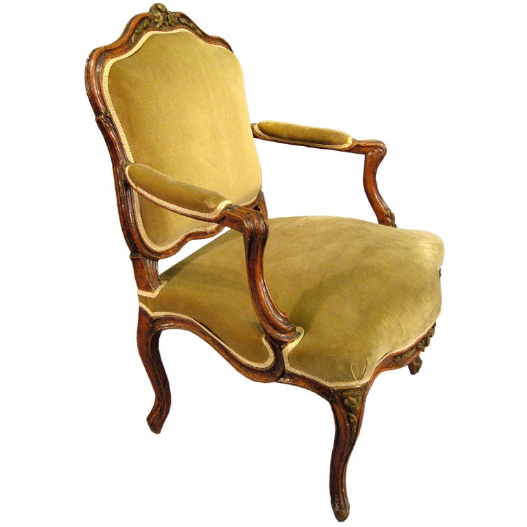 Fauteuil Louis XV en noyer avec accents peints:: France c. 1760