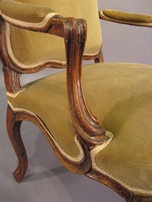 Louis XV Fauteuil aus Nussbaumholz mit gemalten Akzenten:: Frankreich c. 1760 (Louis XV.) im Angebot