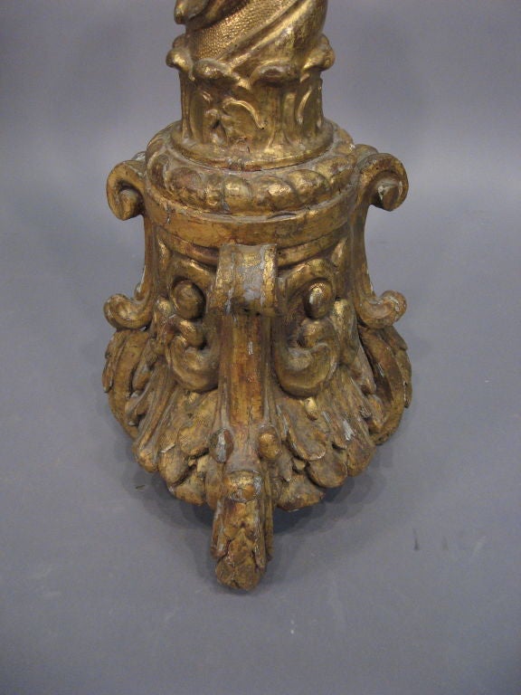 Sculpté à la main Piédestal italien en bois doré dans le goût rococo:: Italie c. 1750 en vente