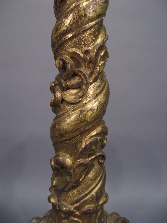 Italienischer Sockel aus vergoldetem Holz im Rokokogeschmack:: Italien ca. 1750 (Vergoldetes Holz) im Angebot