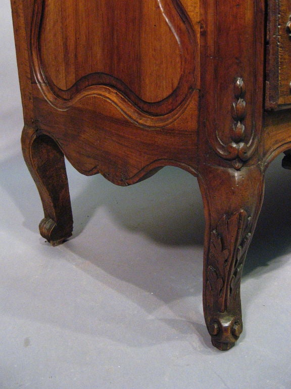 Louis XV Period Serpentine Commode in Walnut, France c. 1750 3