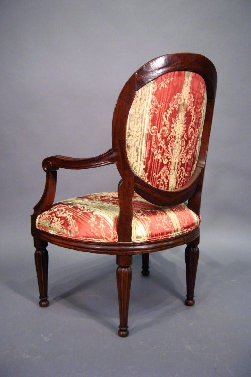 Neoclassical Louis XVI design Fautueil constructed in Walnut, Italy c. 1780 For Sale