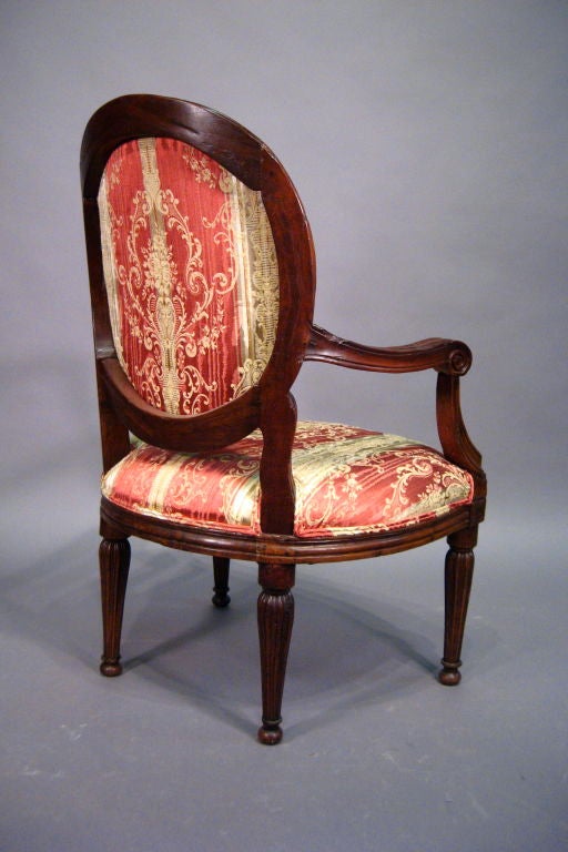 Italian Louis XVI design Fautueil constructed in Walnut, Italy c. 1780 For Sale