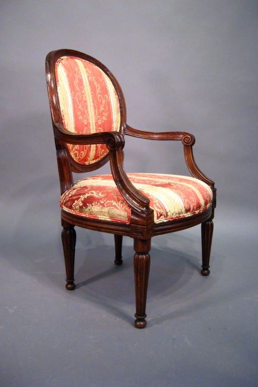 Louis XVI design Fautueil constructed in Walnut, Italy c. 1780 In Good Condition For Sale In Atlanta, GA