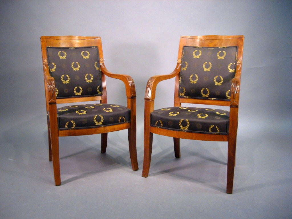 Una raffinata coppia di Fauteuil dal design Impero, ciascuno costruito in mogano riccamente rifinito. La coppia è di origine francese e risale al quarto trimestre del 1800.

Ogni sedia ha la seduta e lo schienale imbottiti e circondati da telai a