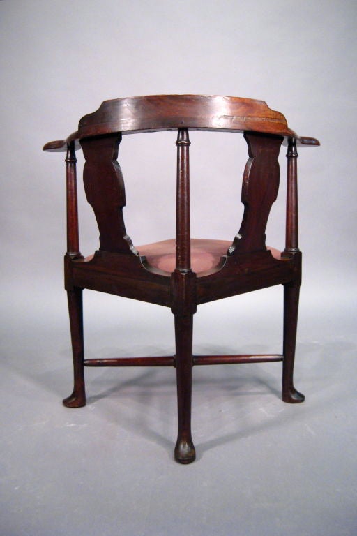 George II period Corner Chair in Red Walnut, England, c. 1750 In Excellent Condition In Atlanta, GA