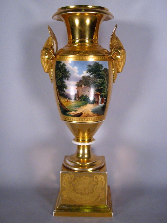 Un grand vase en porcelaine de Paris de bonne qualité, d'une hauteur de près de deux pieds. Le corps est orné de vignettes peintes de figures et de paysages sur les côtés opposés, contenues dans des bordures dorées gravées à l'acide de palmettes et