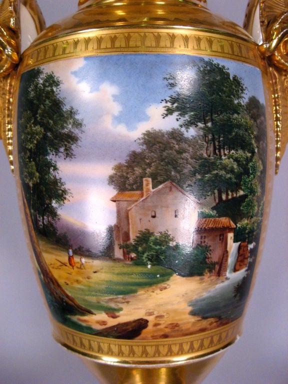 Français Vase en porcelaine de Paris avec scène de paysage, France vers 1820 en vente