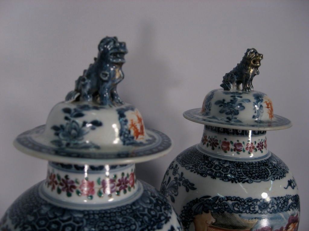 Porcelaine Paire de vases et couvercles en porcelaine d'exportation chinoise, vers 1775 en vente