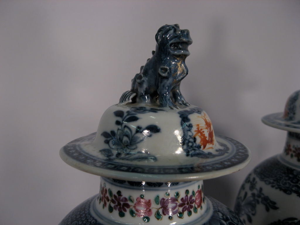 Paire de vases et couvercles en porcelaine d'exportation chinoise, vers 1775 en vente 1