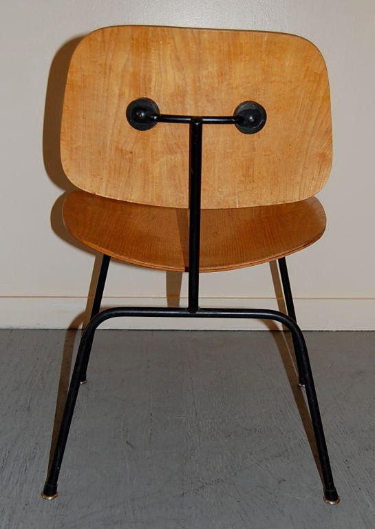Interesting Eames dining chair with a great contrasting black frame to the lighter plywood seat and back, all original down to the slip-on glides. A iconic example of America's modernist pioneers, Ray and Charles Eames which helped propelled cutting