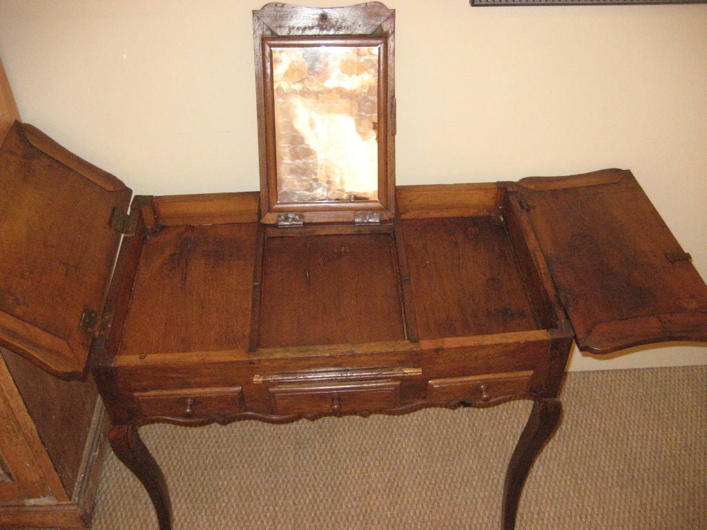 18th Century French Dressing Table In Good Condition In Doylestown, PA
