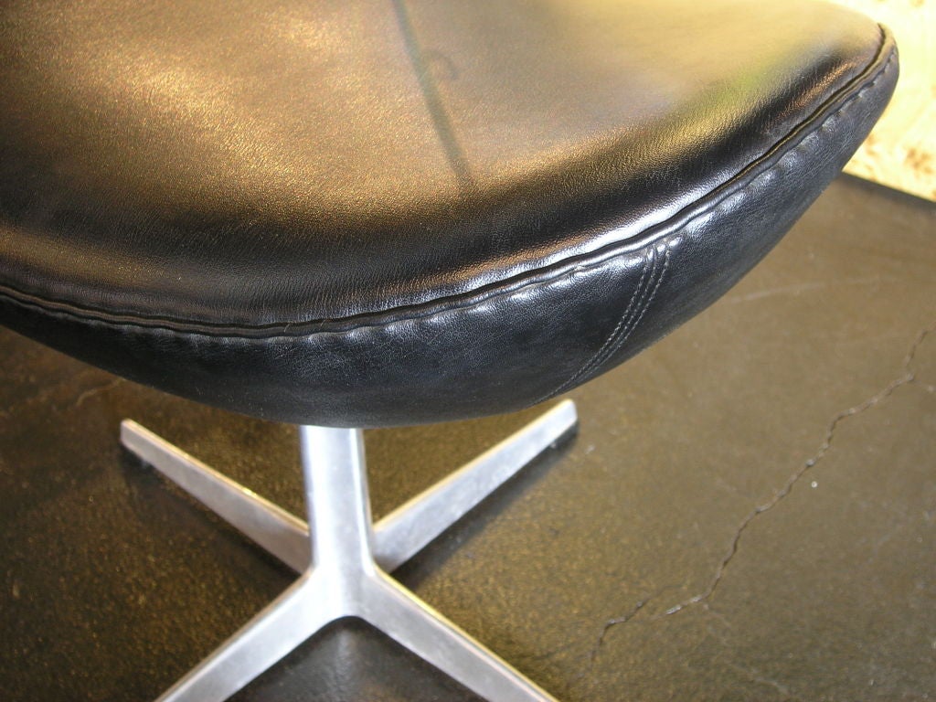 This vintage Egg Chair ottoman is in excellent condition.