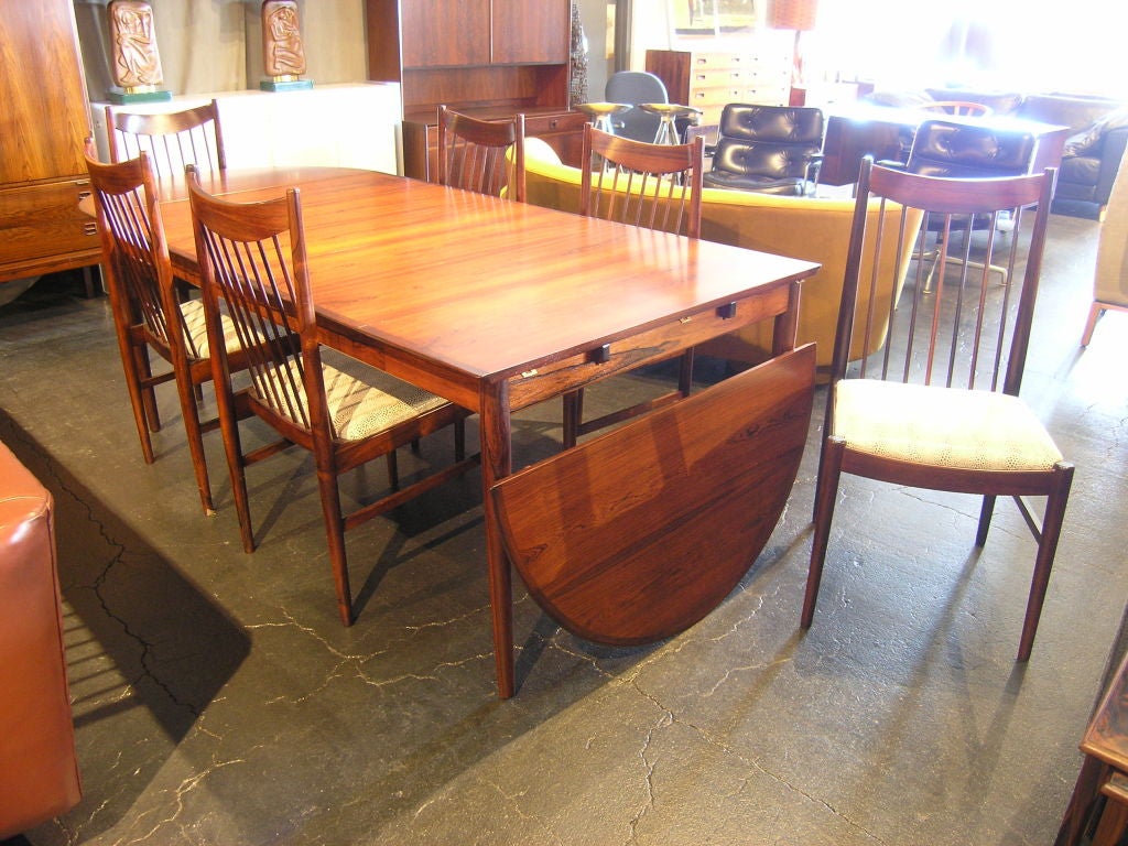 This gorgeous large drop-leaf dining table has two removable end panels and two extra leaves (20