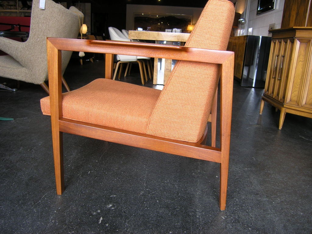 Questa elegante poltrona moderna di metà secolo, disegnata da Edward Wormley per Dunbar, ha linee forti e pulite e una seduta confortevole. È stato sapientemente rivestito con il tessuto Sequin CR di Knoll (colore: mango).

Etichetta Dunbar in