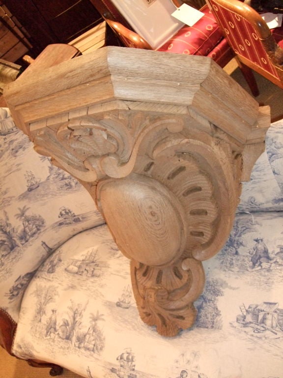 Pair of 19th Century Large-Scale Carved Oak Brackets For Sale 3