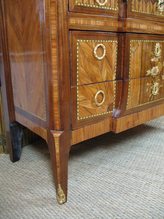Commode francese di transizione a intarsio del XVIII secolo in vendita 5