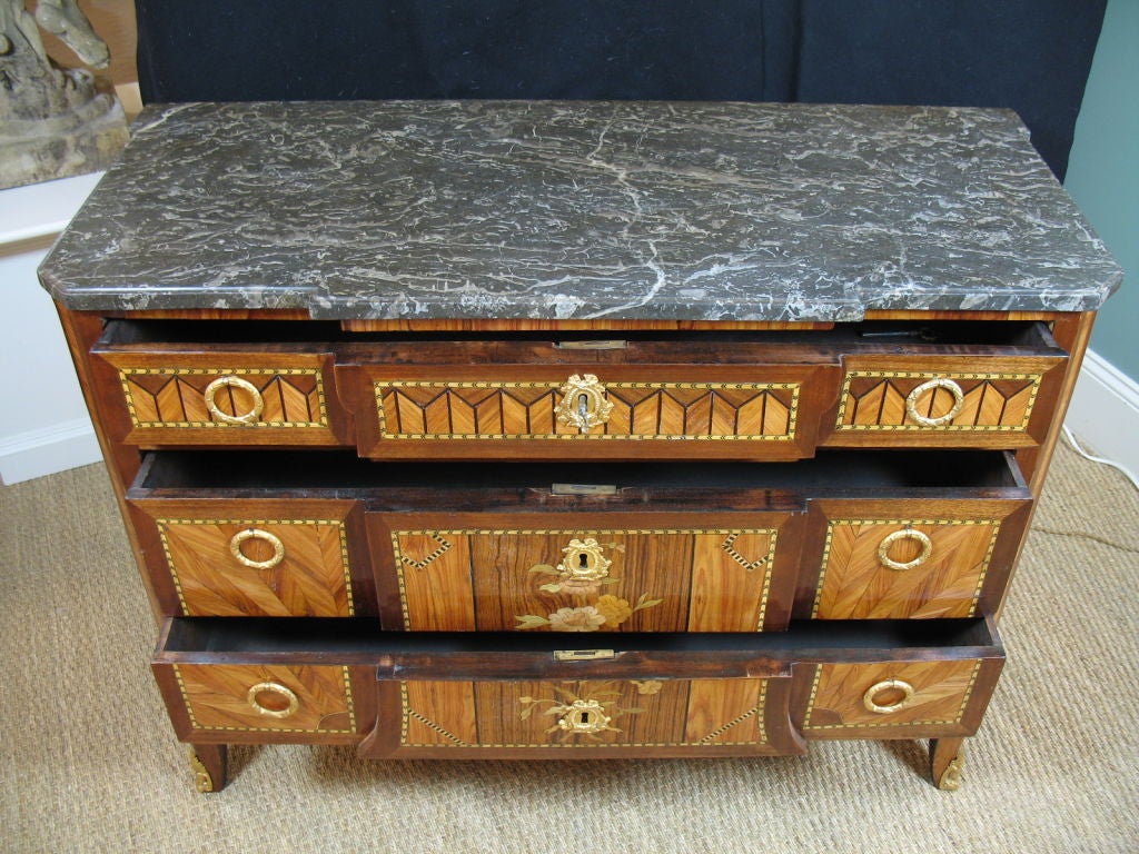 Commode francese di transizione a intarsio del XVIII secolo in vendita 6