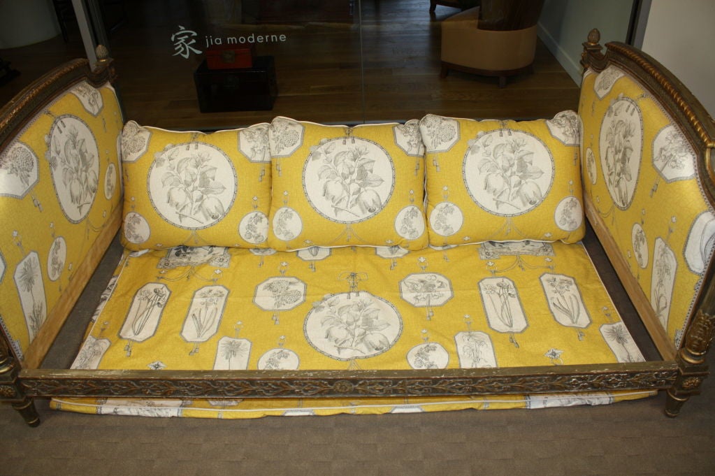 Hand-Carved French Louis XVI Period Painted Daybed