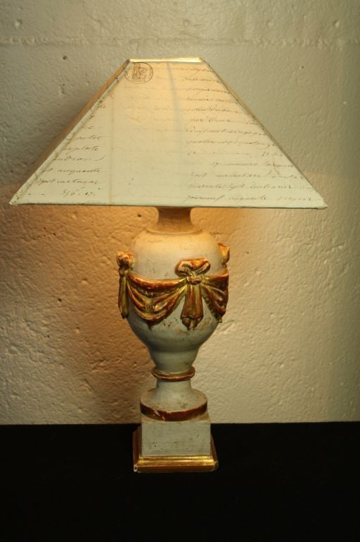 Épi de faîtage en bois peint et doré qui a été électrifié pour servir de lampe. L'abat-jour est composé de lettres françaises originales du XIXe siècle, ce qui en fait une pièce très élégante et inhabituelle.