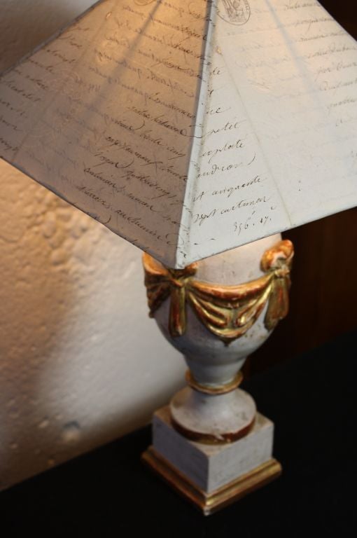 Français Lampe à fleuron française du XIXe siècle avec abat-jour en forme de lettre en vente