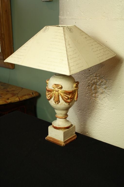 Néoclassique Lampe à fleuron française du XIXe siècle avec abat-jour en forme de lettre en vente