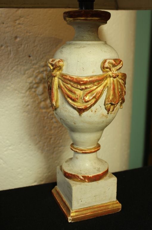 Bois Lampe à fleuron française du XIXe siècle avec abat-jour en forme de lettre en vente