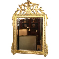 Espejo francés de madera dorada del periodo Luis XVI