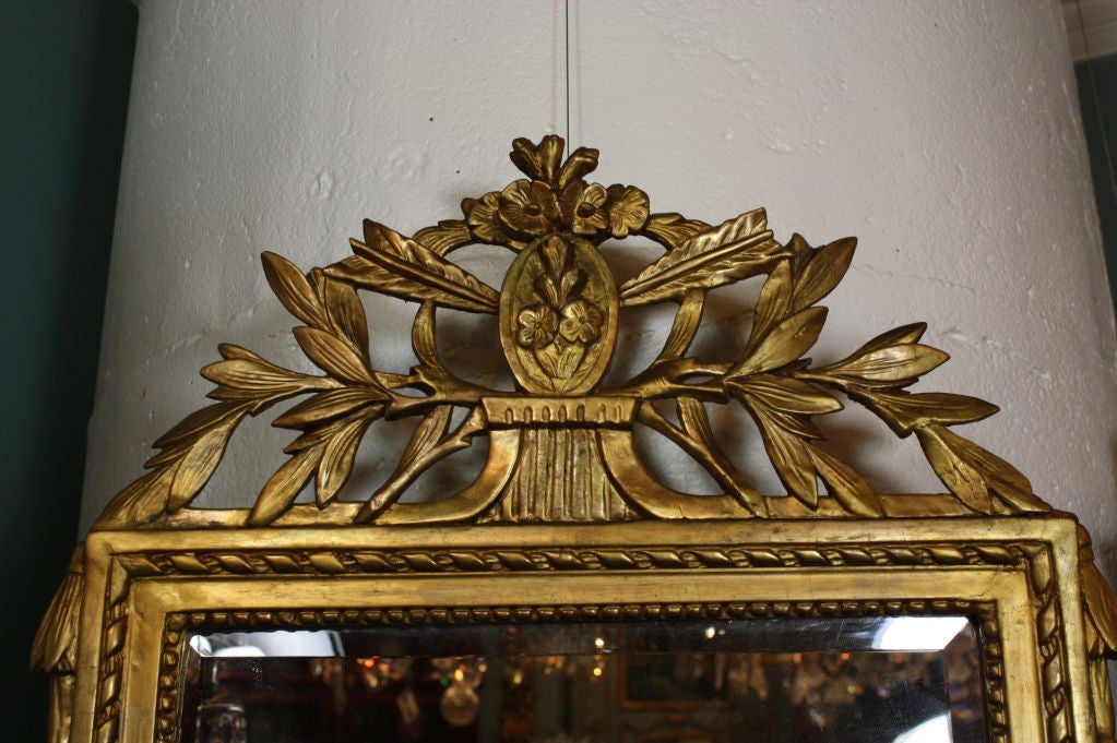 Français Miroir français d'époque Louis XVI en bois doré en vente