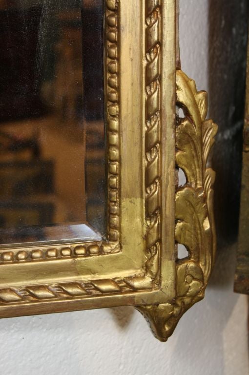 Miroir français d'époque Louis XVI en bois doré en vente 2