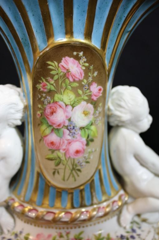 Porcellana Coppia di urne figurate in porcellana di Parigi in vendita