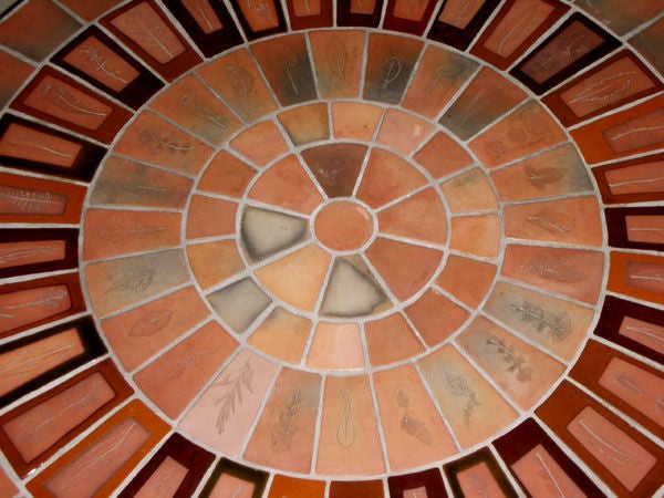 Table basse circulaire de Roger Capron de Vallauris, France. Grande forme avec des tons terracotta, incrustation de feuilles à deux des anneaux de carrelage font de ce style l'un des plus désirables, signé sur un carreau au bord, cadre métallique en