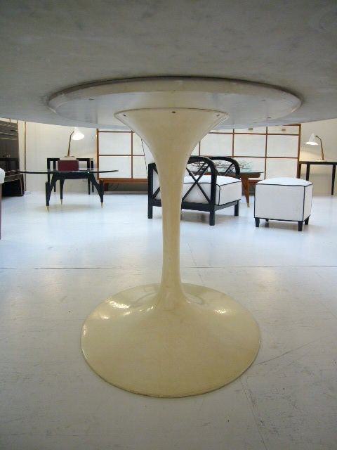 Tulip oval  table by Eero Saarinen