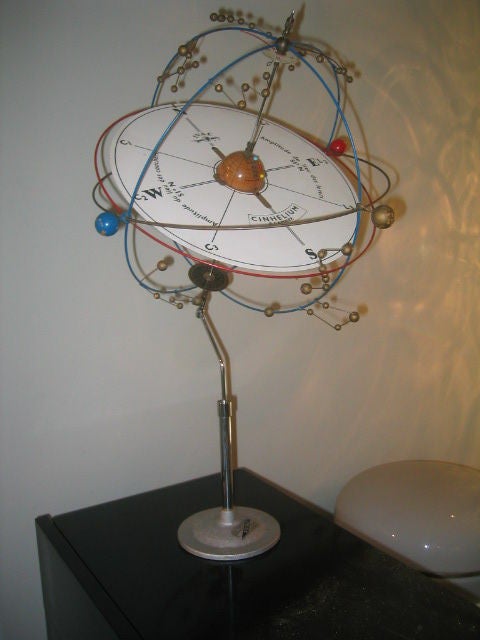 globe astrologique très décoratif avec le Label orinal du fabricant à la base IVAC brussells.