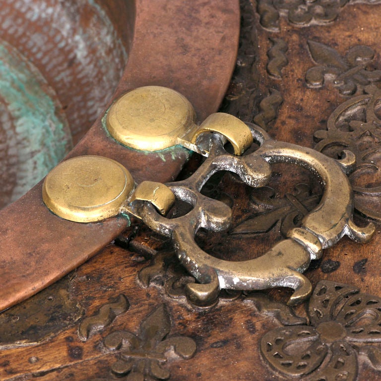 Magnifique brasero en bois, laiton et cuivre patiné du début du 17ème siècle, probablement du nord de l'Espagne.

Très inhabituel et de très bonne qualité ; nous l'avons vu posé dans le coin d'une pièce avec de l'eau et des pétales de rose