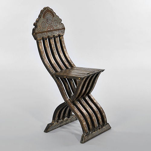 Una coppia di sedie mediorientali insolitamente belle e pesanti